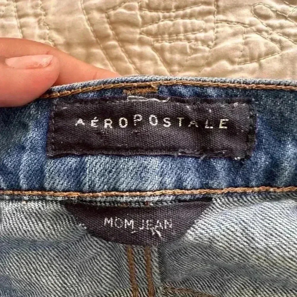 Aeropostale Mom Jean Distressed High Waisted Ripped Women’s Size 4 - Picture 6 of 11
